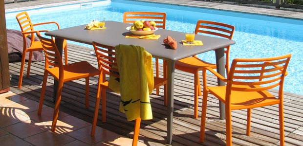 Dining set, 4 to 6 places, chocolate coloured table