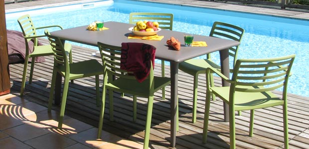 Dining set, 4 to 6 places, chocolate coloured table
